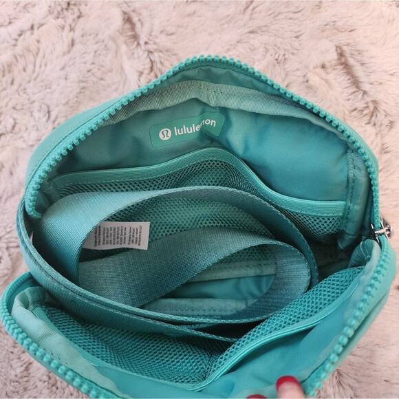 LULULEMON NEW EVERYWHERE GREEN BELT BAG - Picture 4 of 6